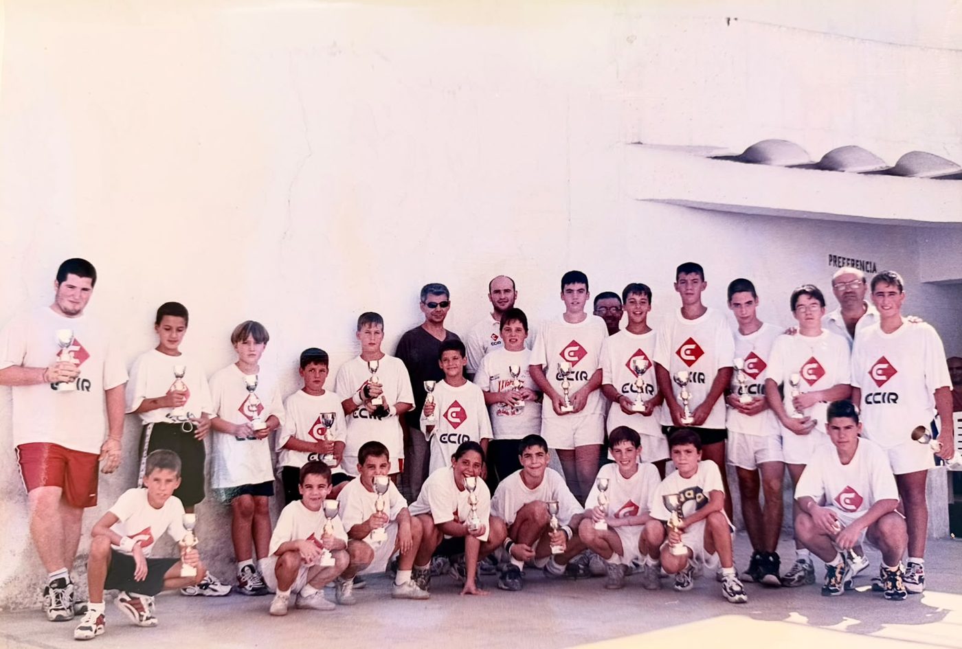 Alumnes de l'escola de pilota amb els trofeus, any 1998