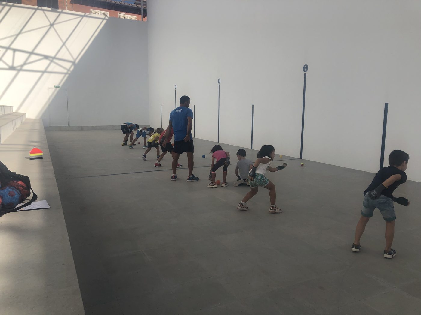 Xiquets entrenant al trinquet amb l'entrenador Vicente Poveda, reobertura de l'escola