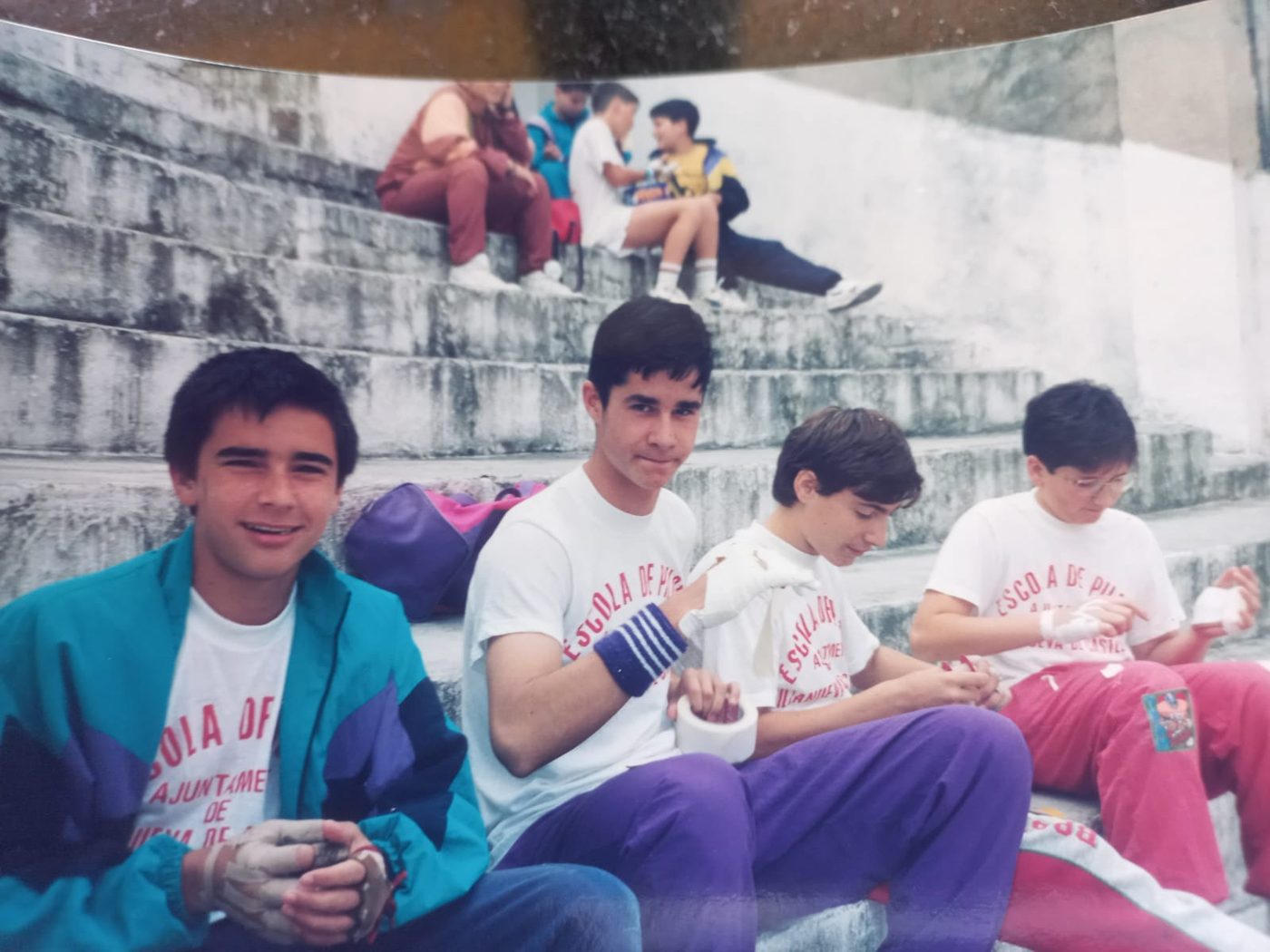 Quatre xiquets de l'escola preparant-se les mans per jugar, anys 90