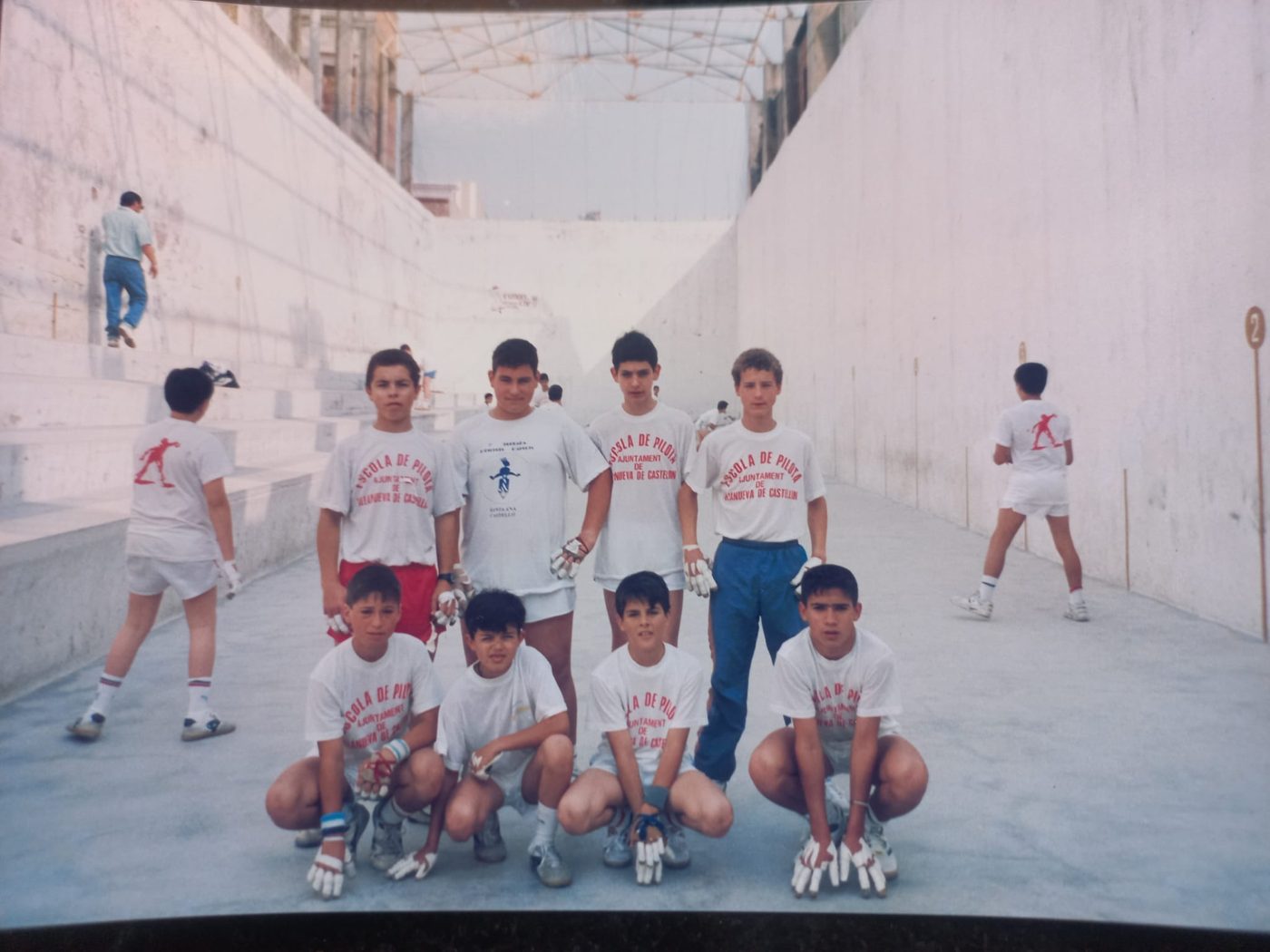Alumnes de l'escola de pilota als anys 90 al frontó, amb la samarreta de l'escola
