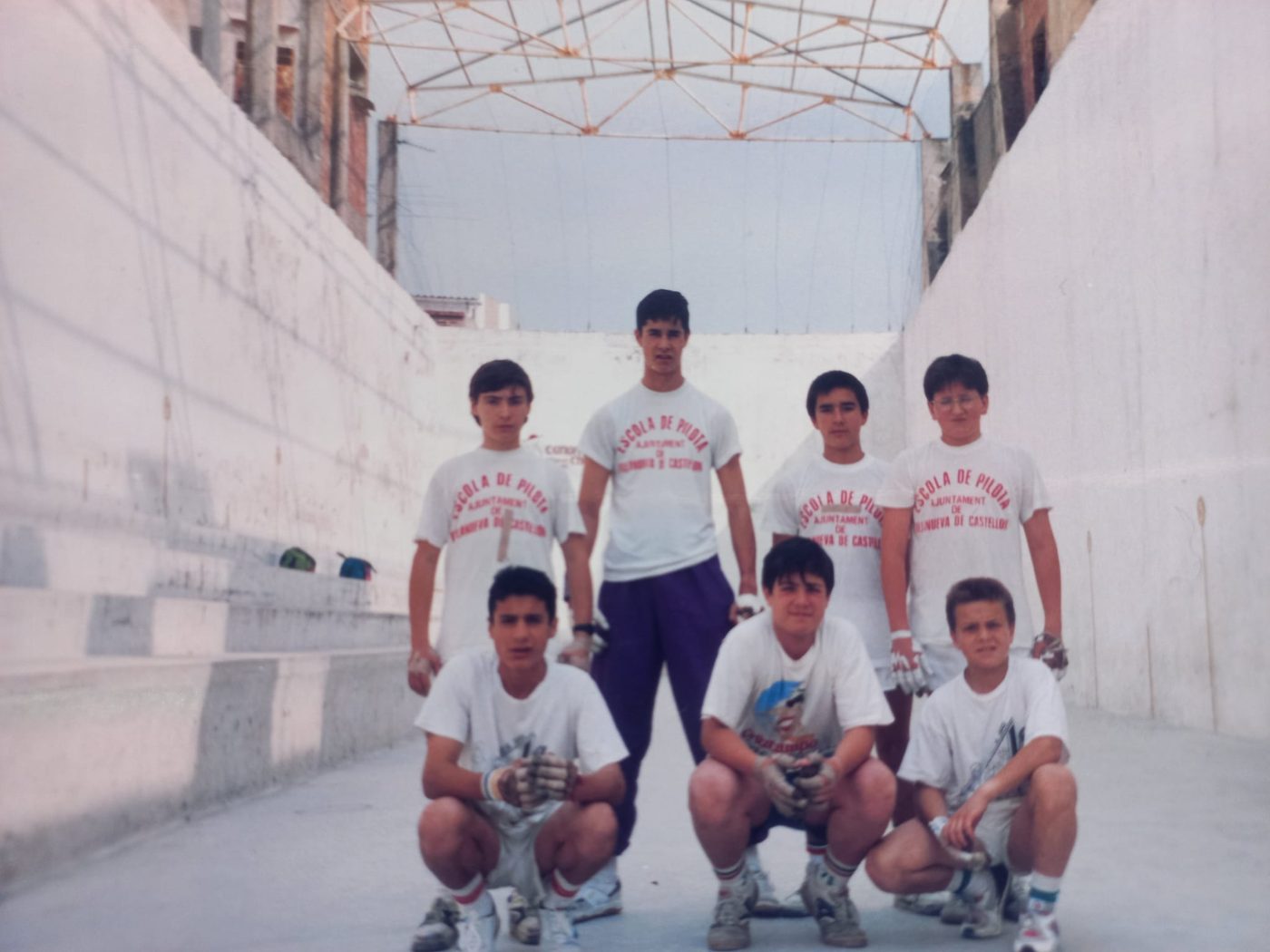 Set pilotaris de l'escola als anys 90, al trinquet