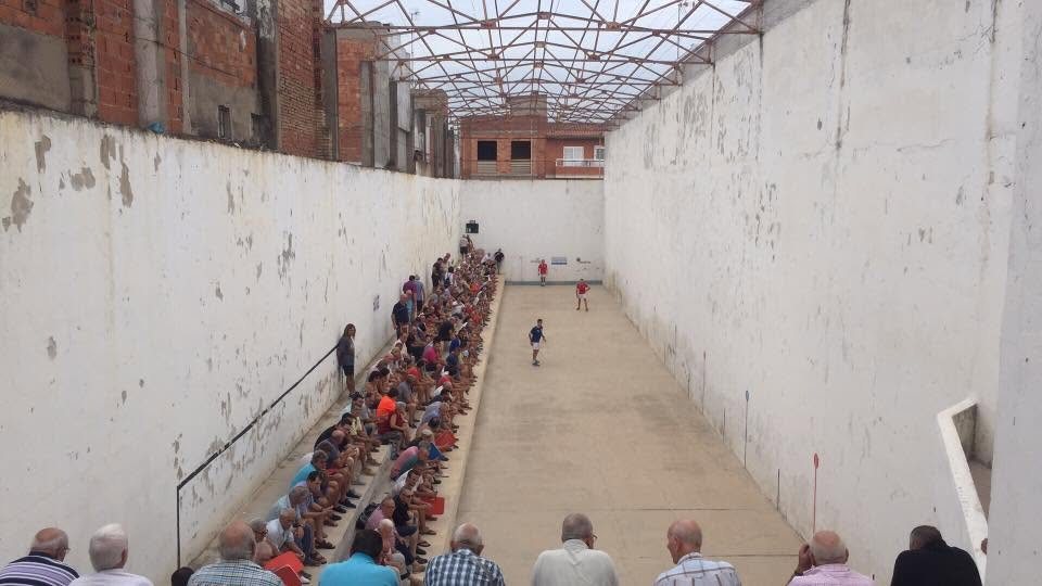 Comença la partida de festes de 2017 al trinquet, amb el públic a la paret