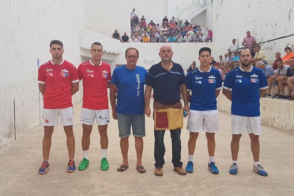 Els pilotaris de la primera partida de festes de 2017, amb dos acompanyants