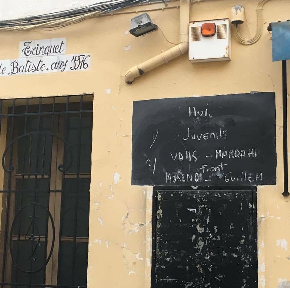La pissarra de la façana del trinquet anunciant les partides del dia, setembre de 2017