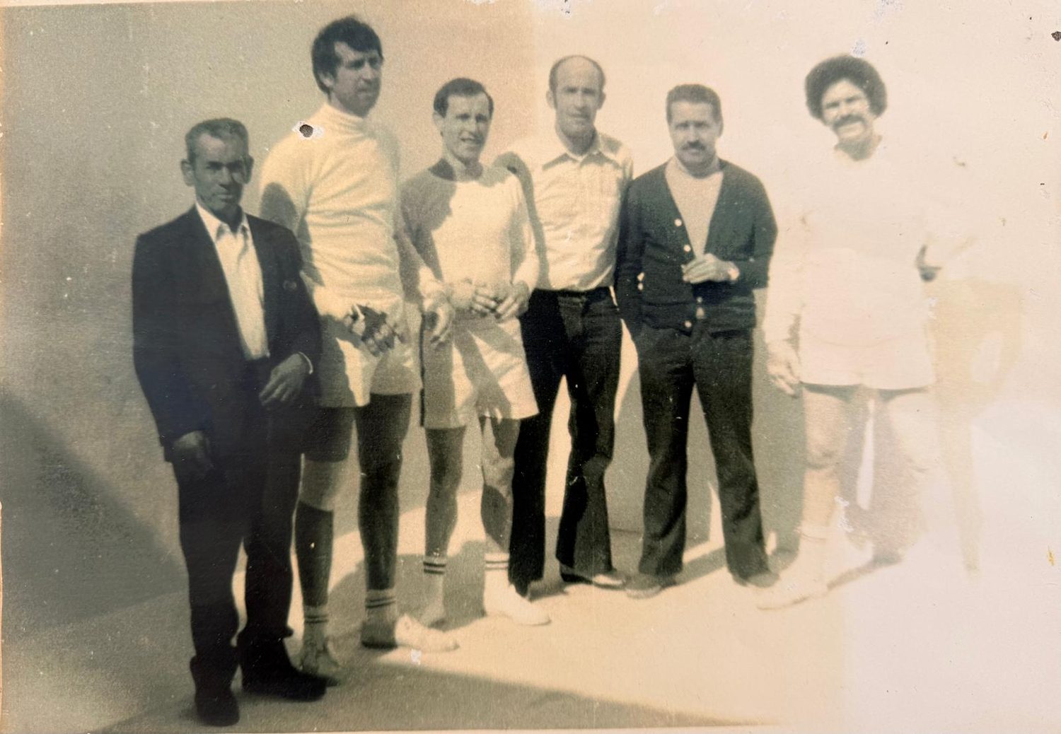 Foto antiga del trinquet: Pilotaris i aficionats al trinquet