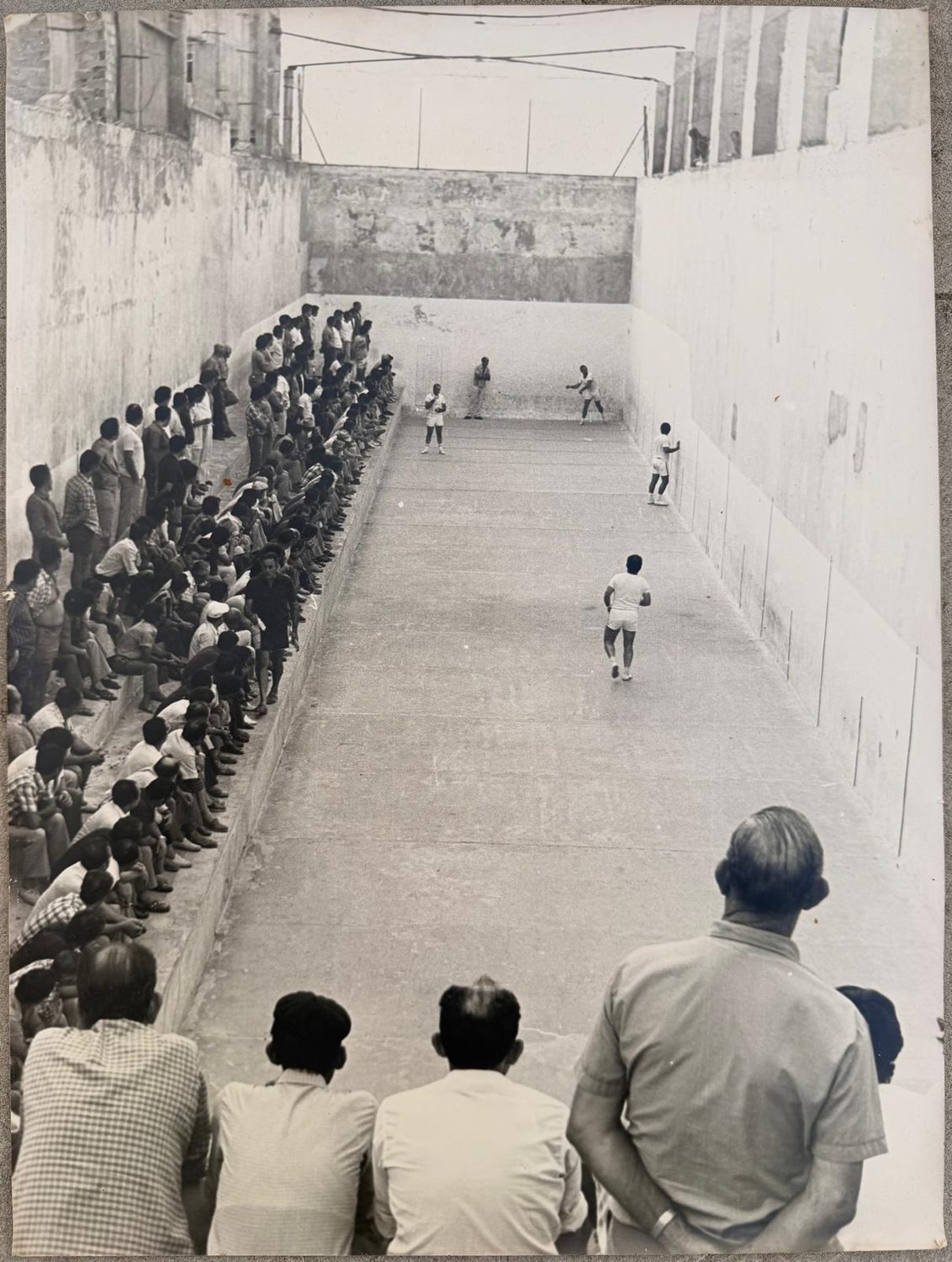 Foto antiga del trinquet: El trinquet ple de públic, vist des de la grada