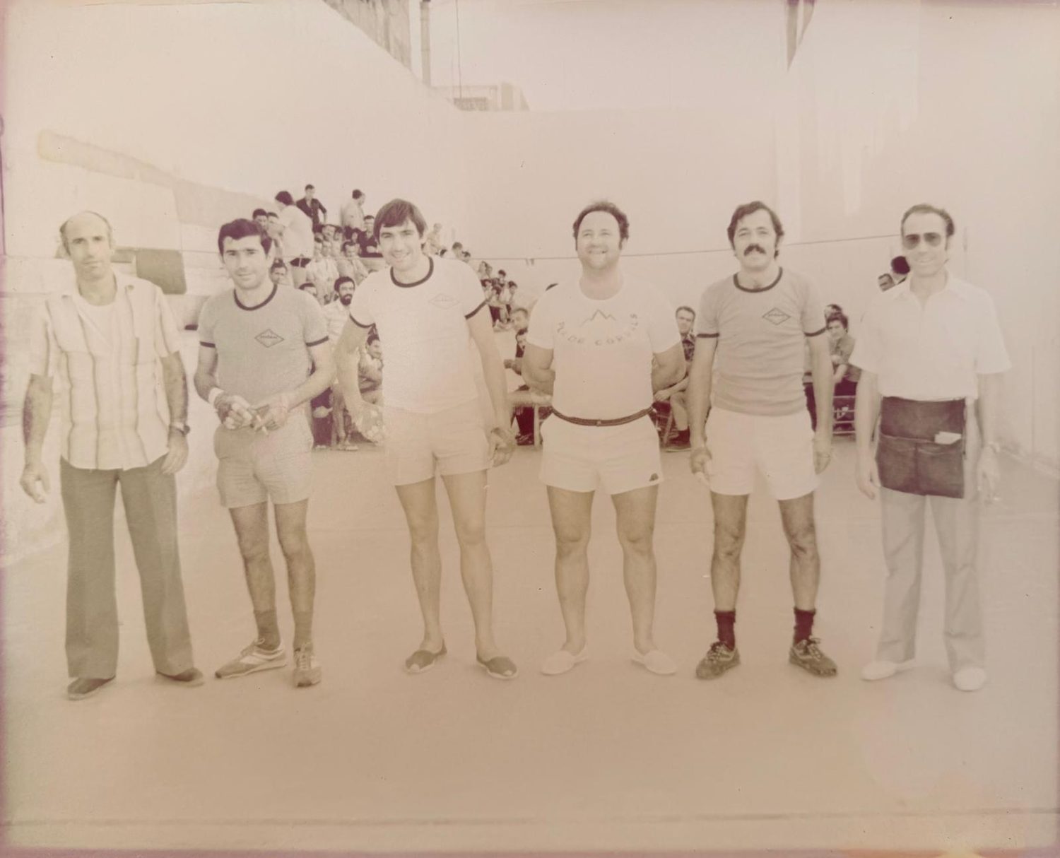 Foto antiga del trinquet: Pilotaris i col·laboradors abans d’una partida