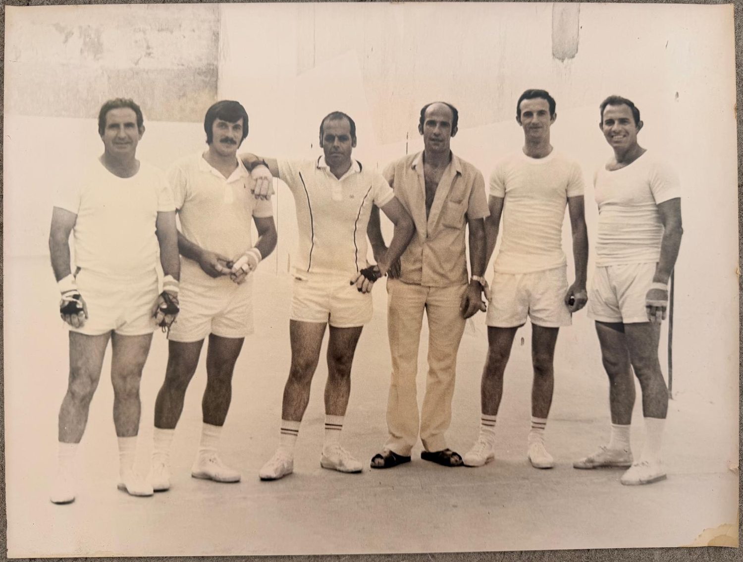 Foto antiga del trinquet: Retrat de grup al trinquet