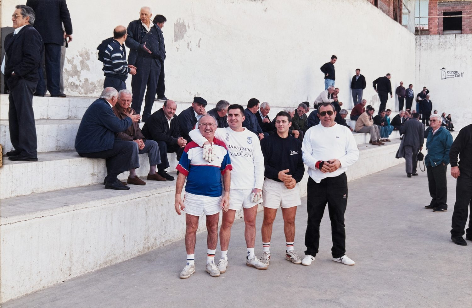 Foto antiga del trinquet: Ramon, Vicente «Pescater» i Tur al trinquet