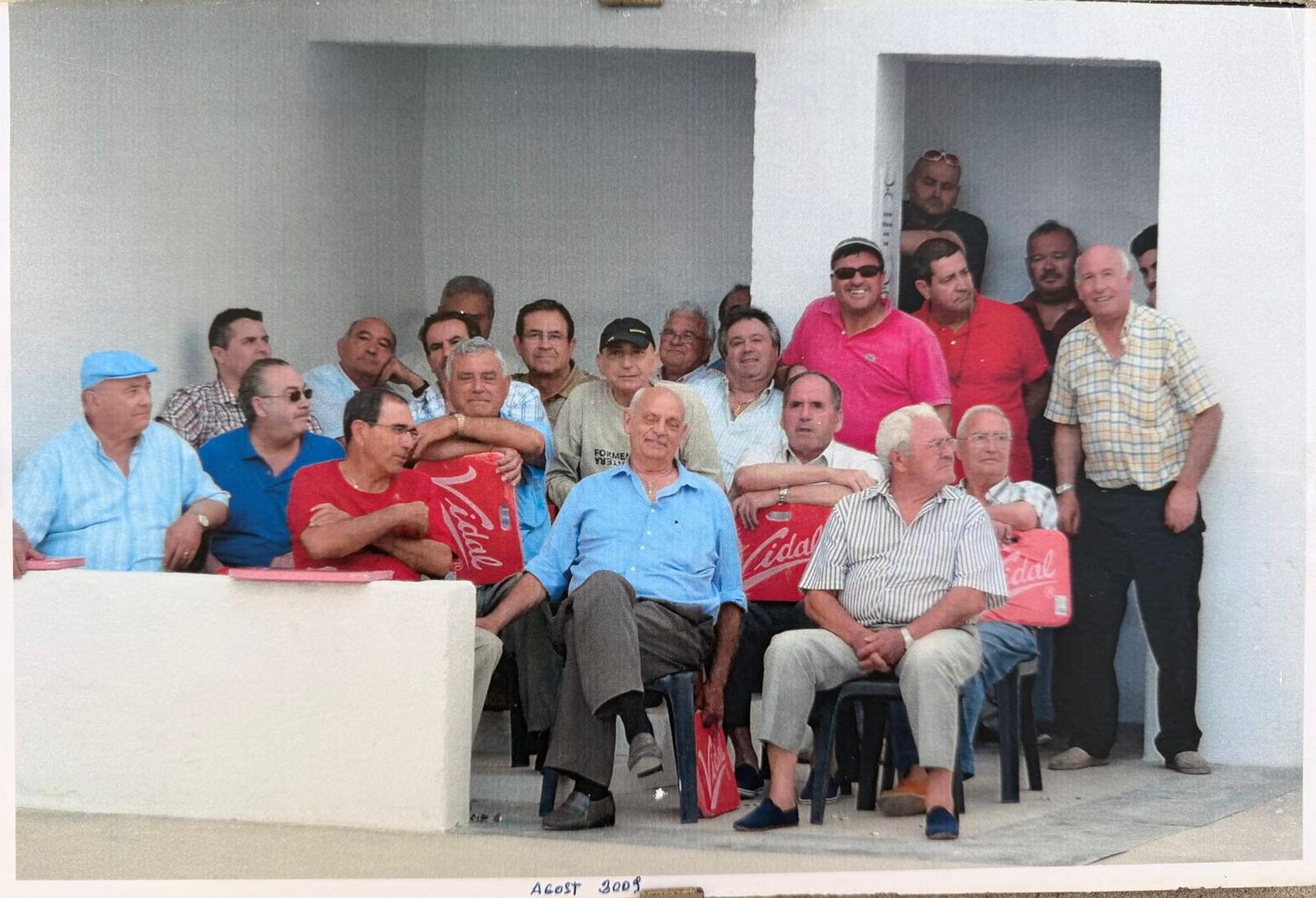 Foto antiga del trinquet: Aficionats reunits al trinquet