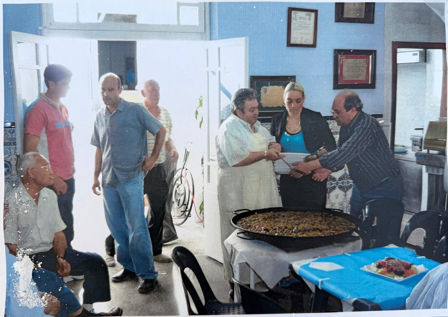 Foto antiga del trinquet: Un dinar al bar del trinquet