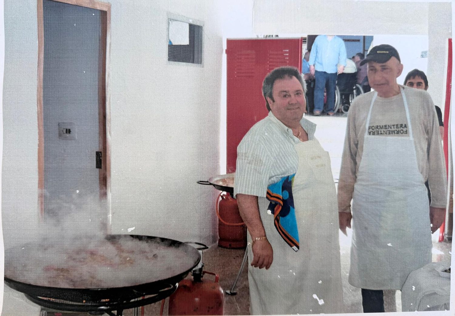 Foto antiga del trinquet: Blas, que regentava el trinquet en aquell moment, i el Blayo fent la paella al trinquet