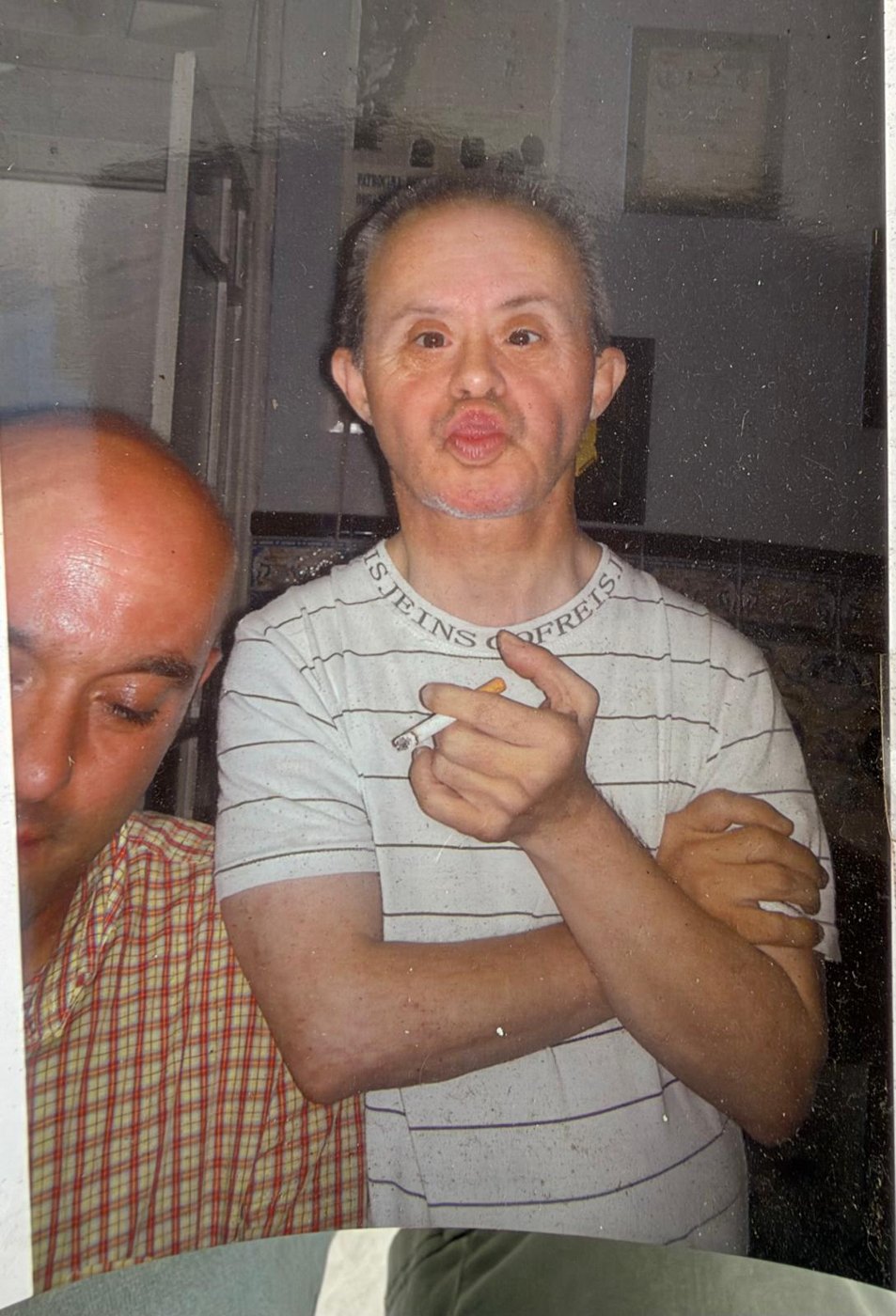 Foto antiga del trinquet: Javi, el trinqueter i fill de Batiste, amb Pepito, un gran aficionat que no faltava cap dia al trinquet