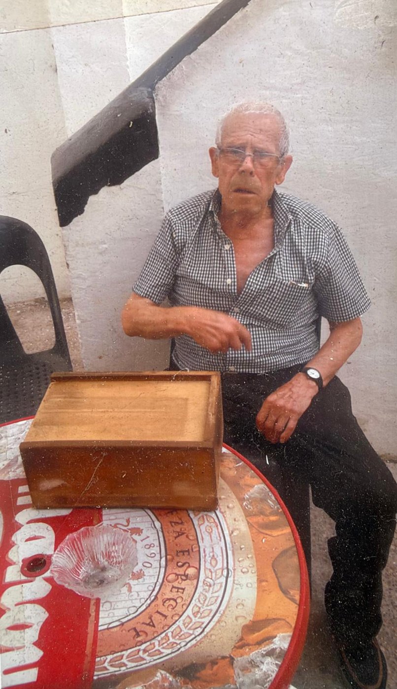 Foto antiga del trinquet: Terilla, el porter del trinquet, que venia les entrades des de l’època en què Batiste portava el trinquet