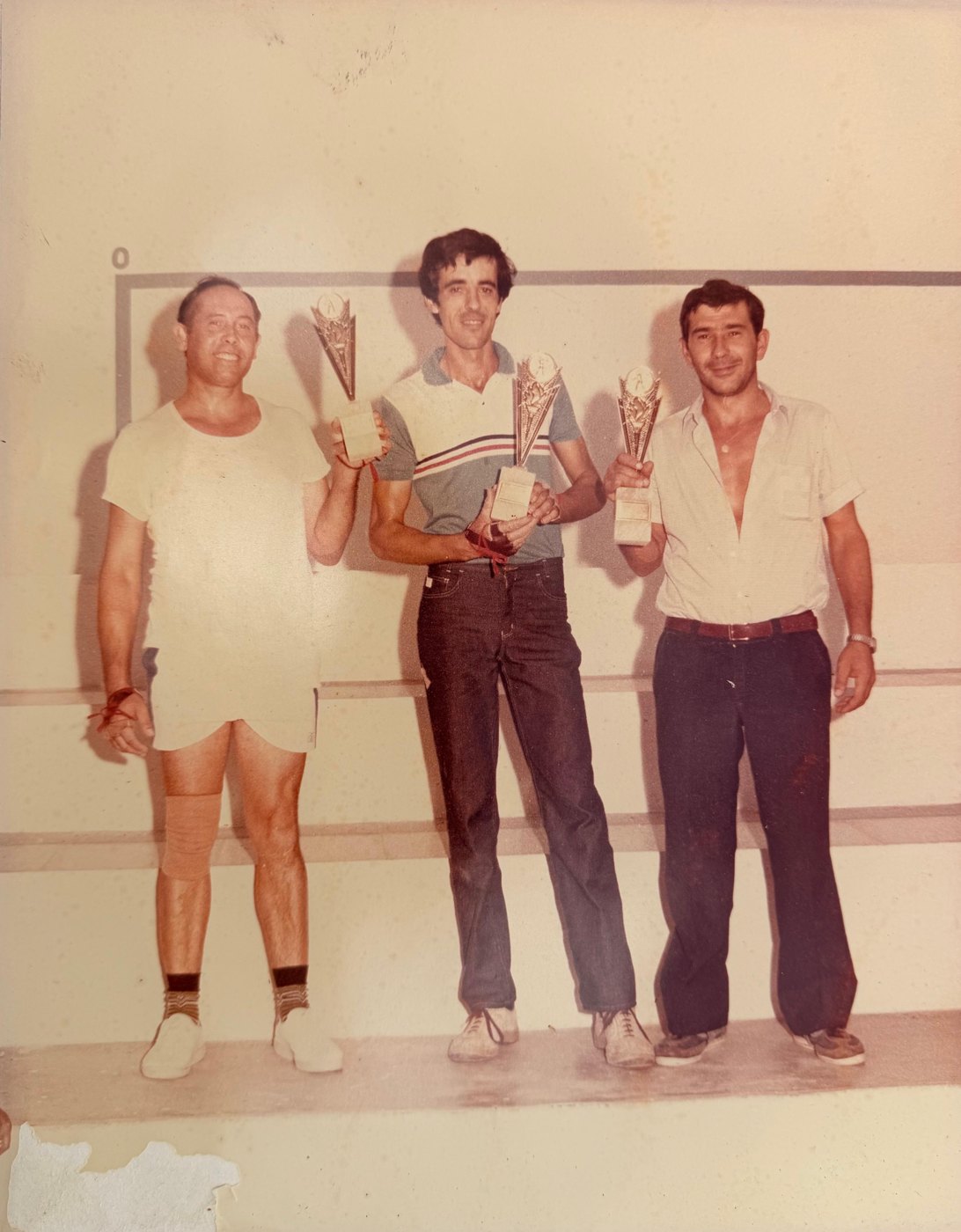 Foto antiga del trinquet: Aficionats amb els trofeus d’un torneig que havien jugat; entre ells, Eduardo Selva (a la dreta)