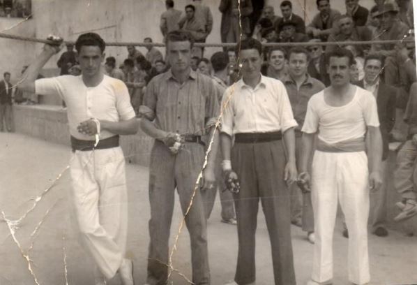 Foto antiga del trinquet: Pilotaris del poble posant davant del públic