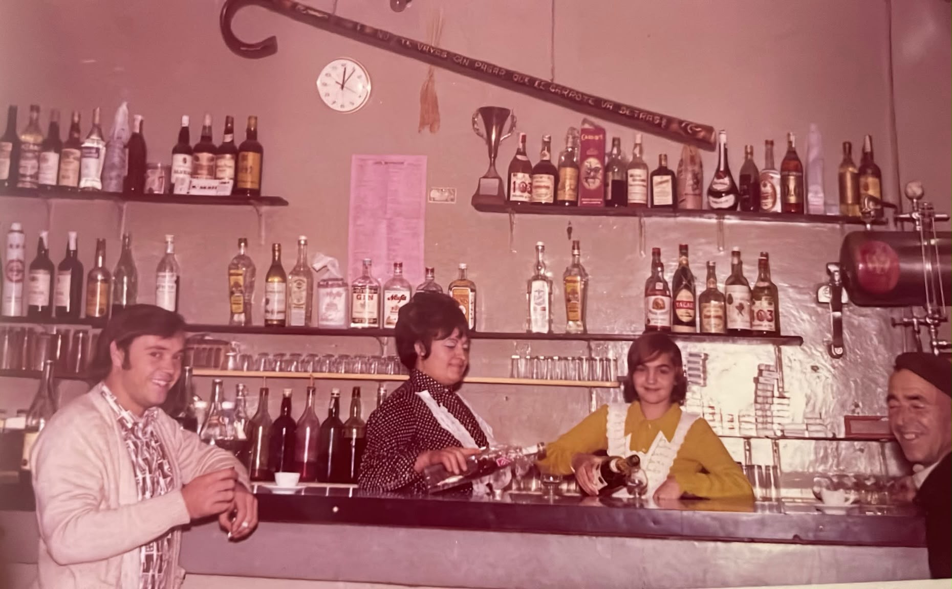 Foto antiga del trinquet: Maria, la del bar del trinquet, i la seua filla Pilar, servint a la barra