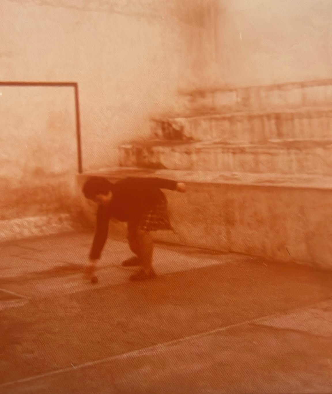 Foto antiga del trinquet: Maria, la del bar, raspant la pilota al trinquet
