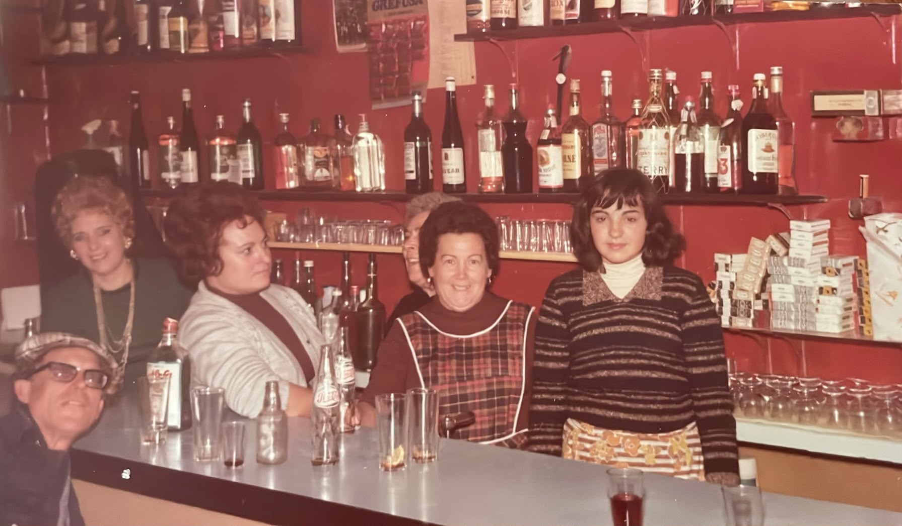 Foto antiga del trinquet: Maria amb les seues cunyades, la seua sogra i la seua filla Pilar al bar del trinquet