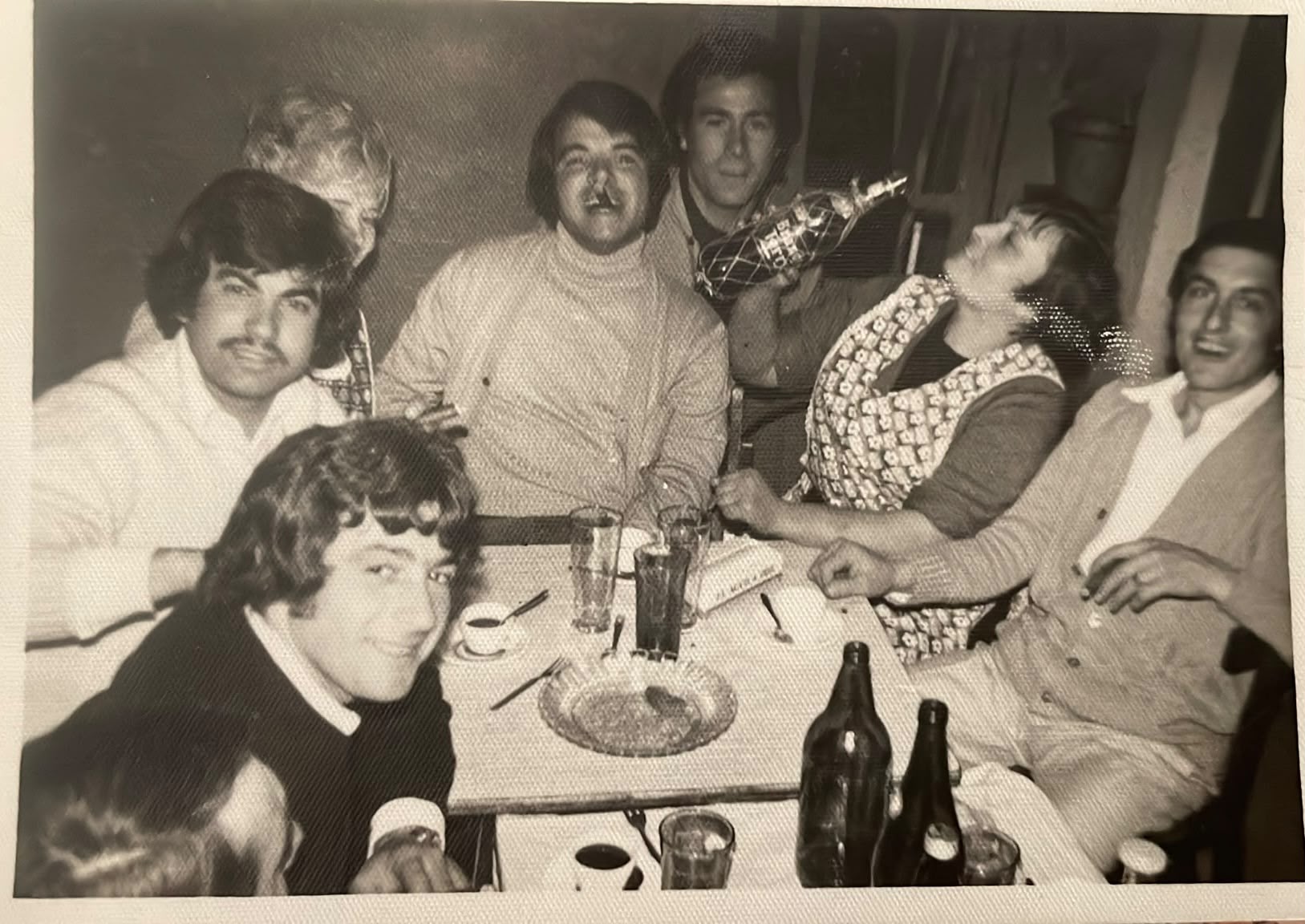 Foto antiga del trinquet: Maria amb una boterra de Terri